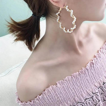 Twisted gold hoop earrings with faux pearls detail | Hair Your Lux